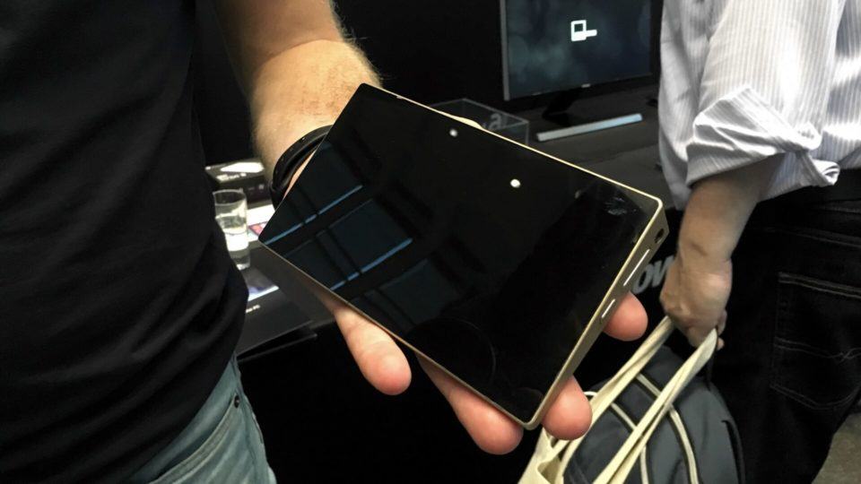 Ockel Sirius A, smartphone com Windows 10, na mão.