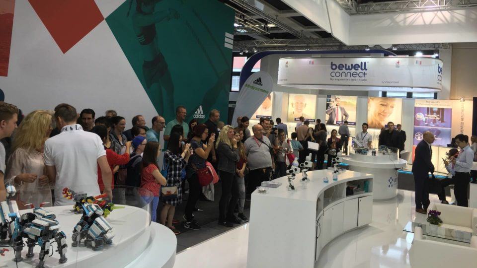 Robôs dançarinos chamam a atenção do público.