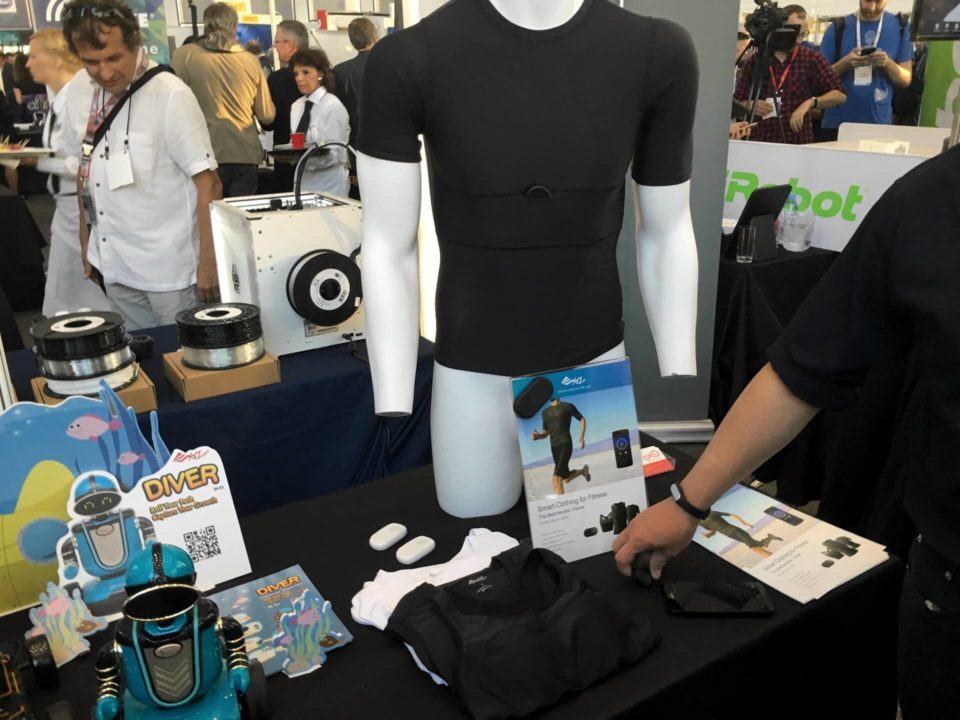 Estande da XYZ exibindo produtos com uma camiseta com etiqueta Bluetooth em destaque.