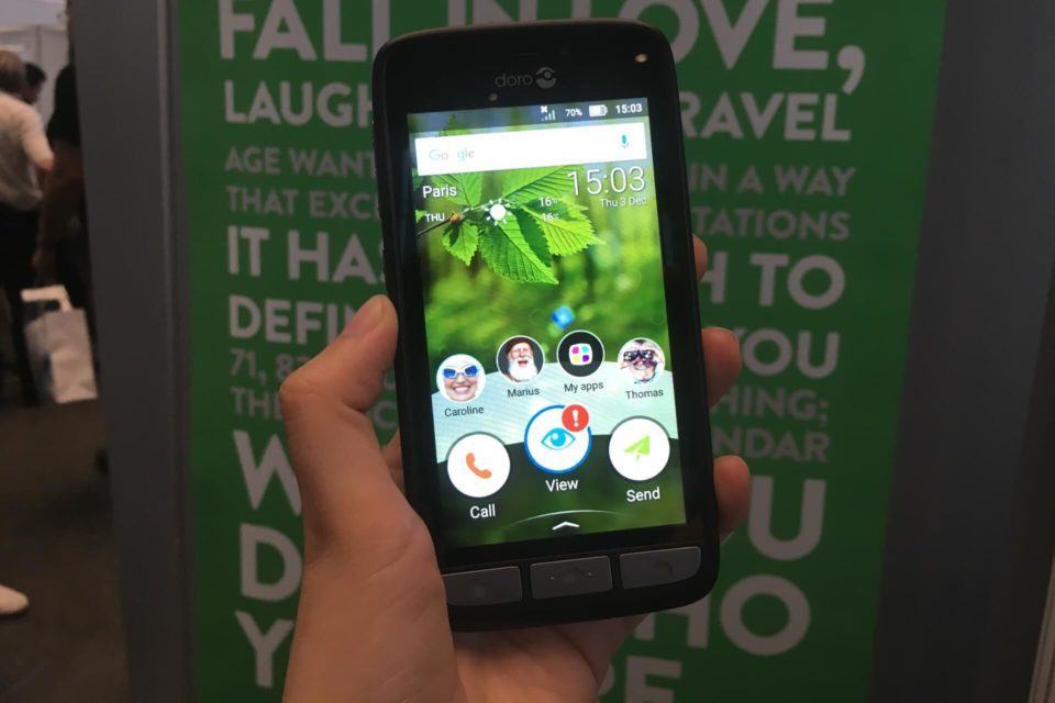 Doro 8030 segurado na mão com a tela ligada.