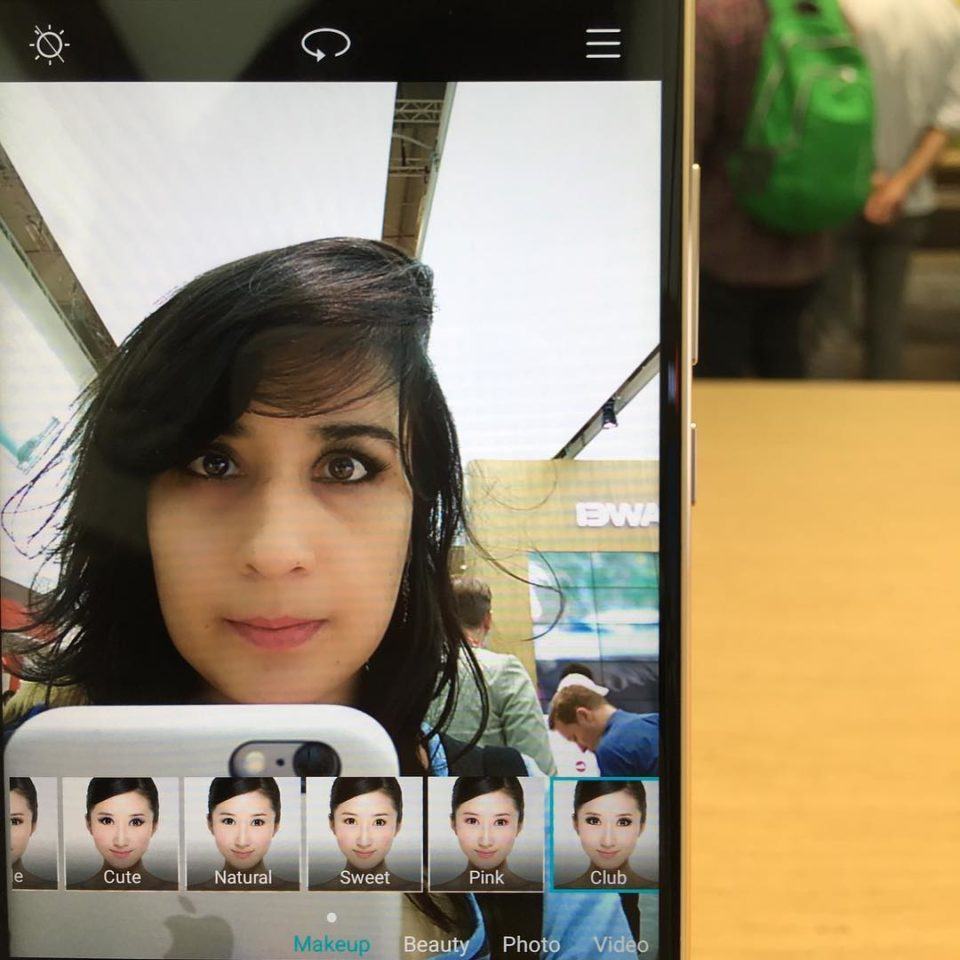 Emily na câmera frontal de um smartphone da Huawei.
