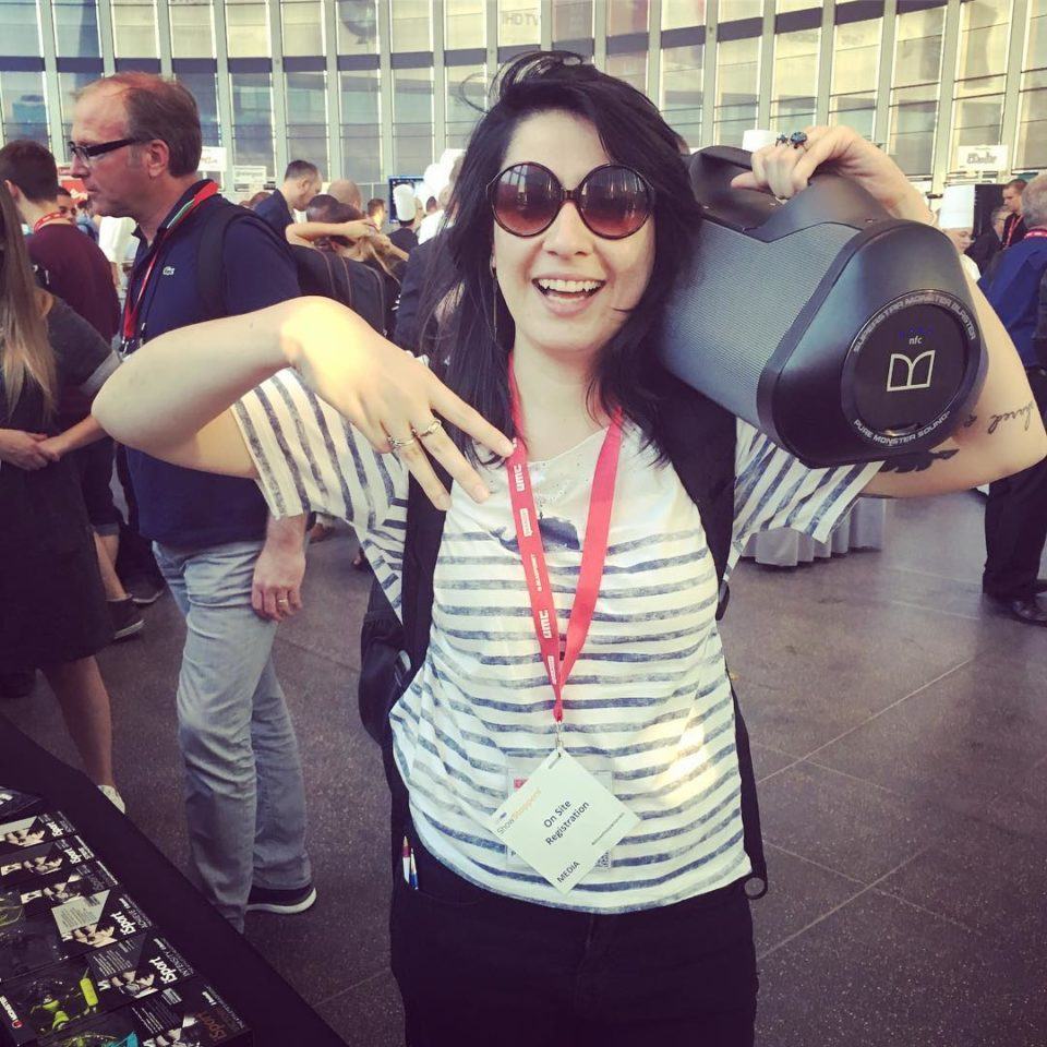 Emily manuseando uma boombox e fazendo pose de rapper.