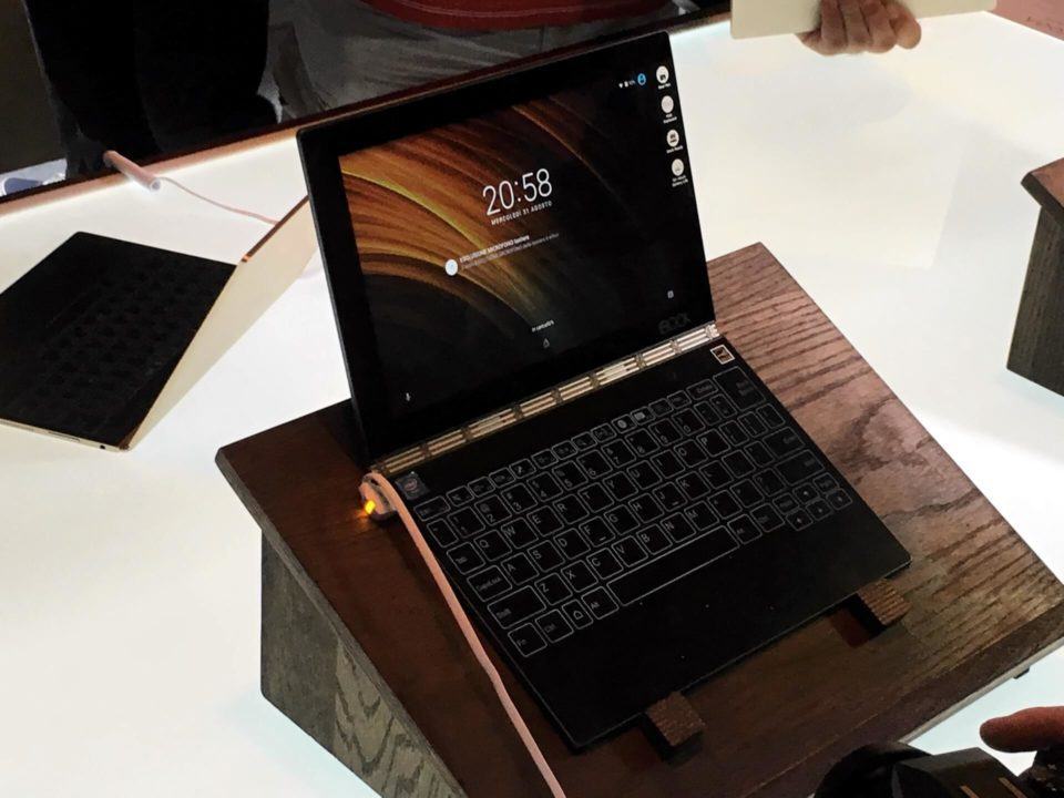 Yoga Book com seu teclado aberto.